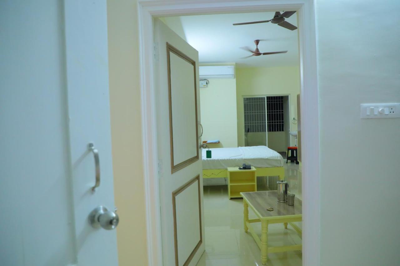 Srinivasa Hotel Tirupati Zewnętrze zdjęcie