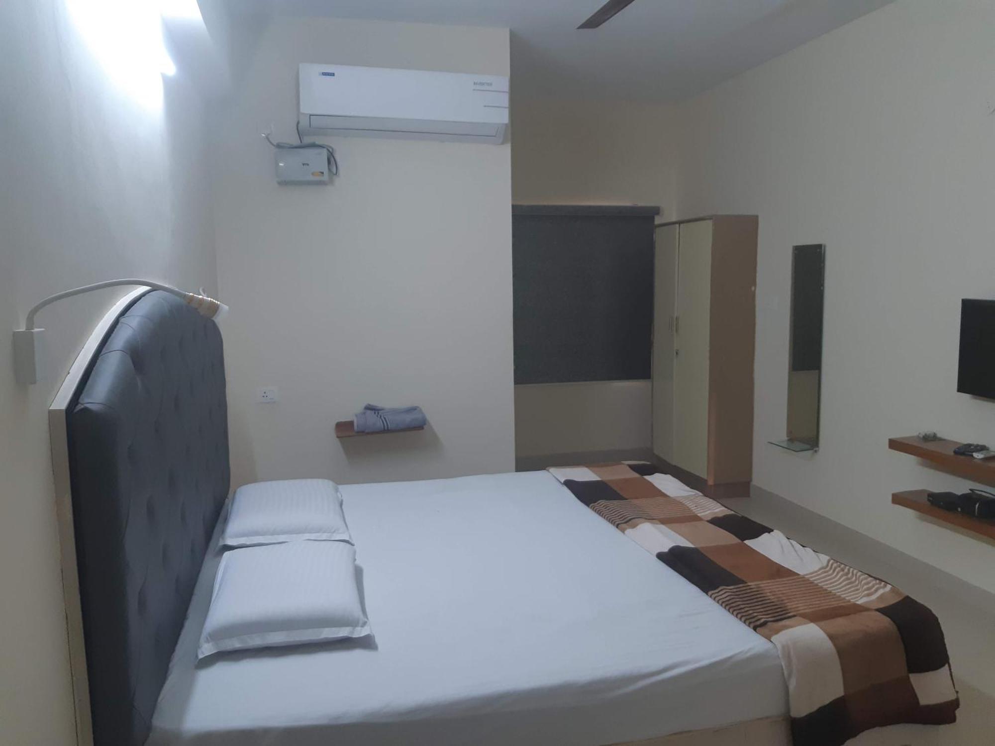 Srinivasa Hotel Tirupati Zewnętrze zdjęcie