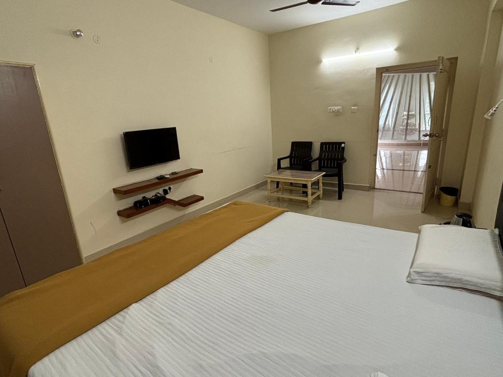 Srinivasa Hotel Tirupati Zewnętrze zdjęcie
