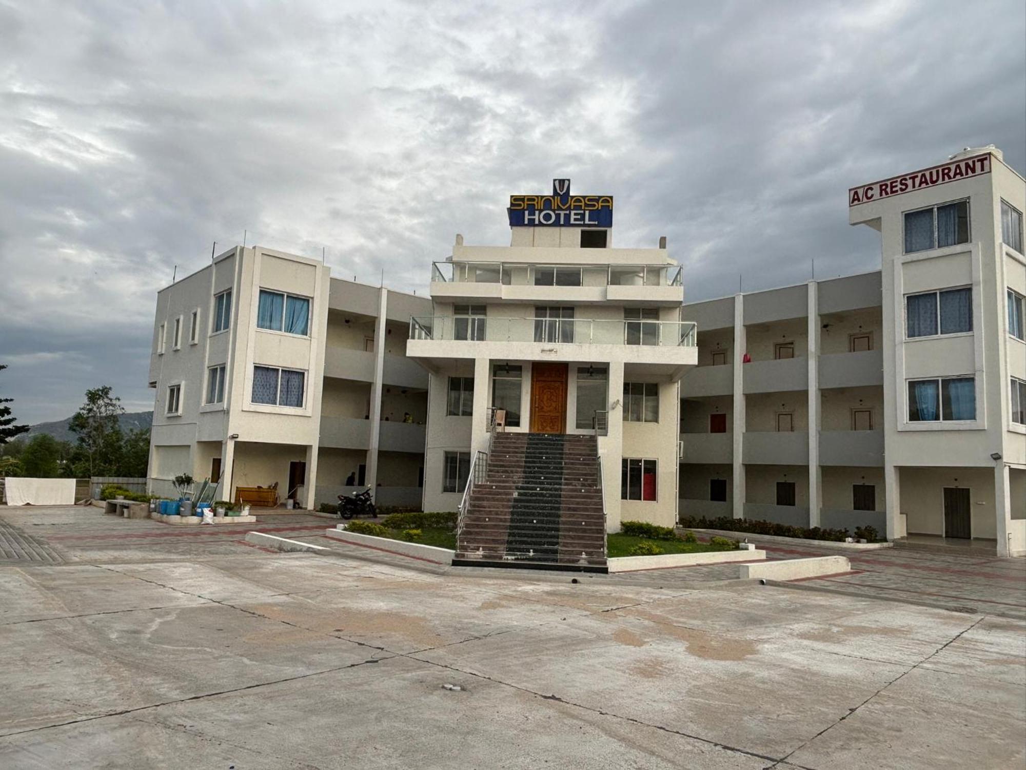 Srinivasa Hotel Tirupati Zewnętrze zdjęcie