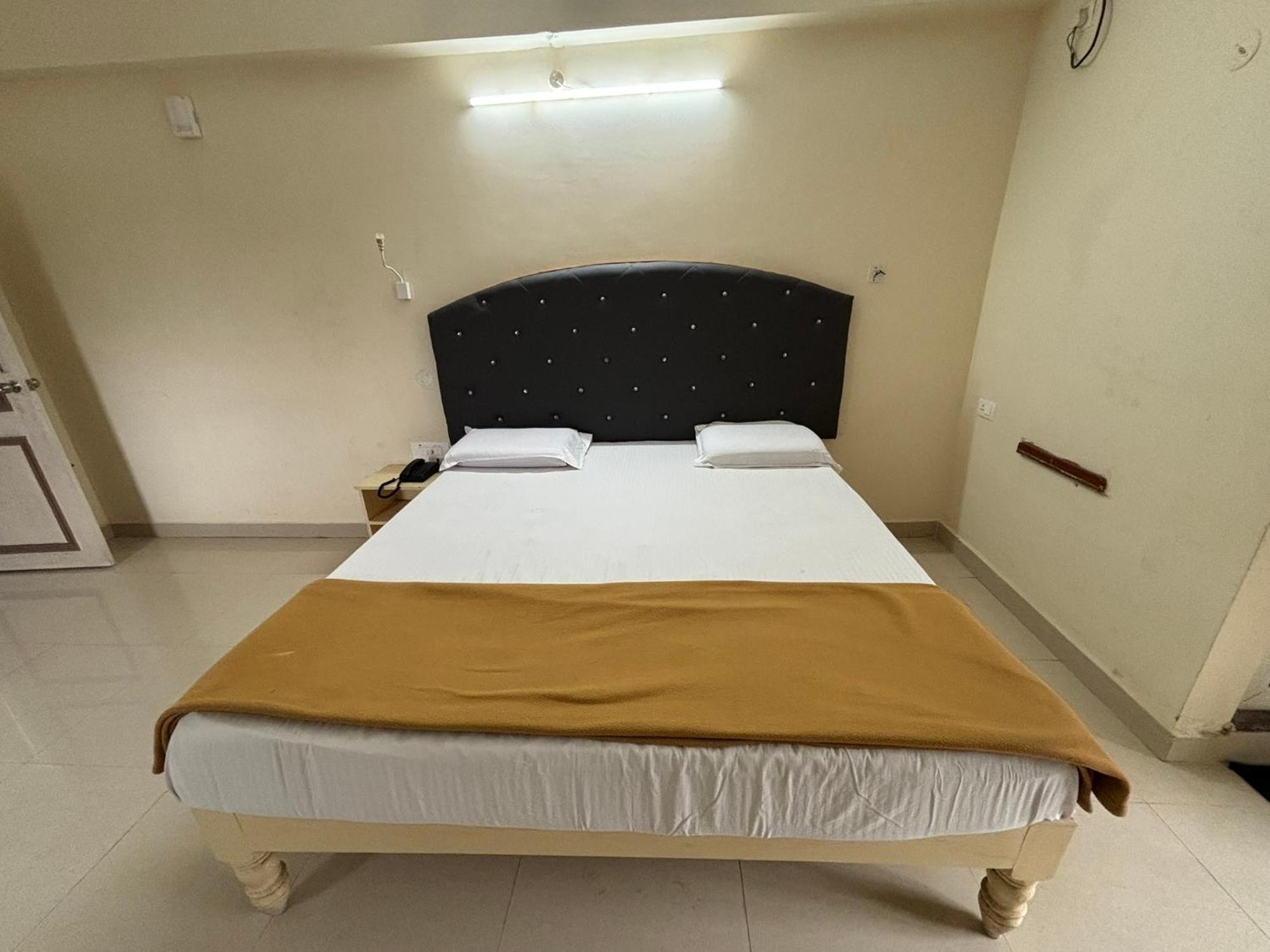 Srinivasa Hotel Tirupati Zewnętrze zdjęcie